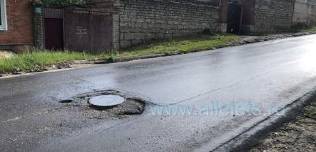 Автомобилисты города Ельца жалуются на множество глубоких ям в Пушкарском переулке!
