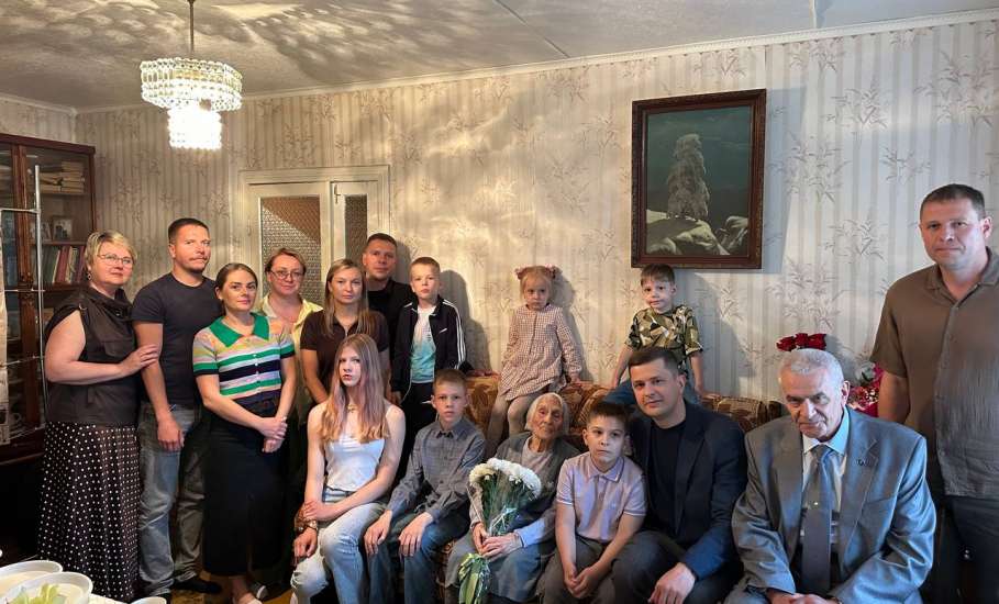 Вячеслав Жабин: Сегодня приехал поздравить с днём рождения нашу долгожительницу Елену Александровну Гурьеву. Ельчанке исполнилось 103 года
