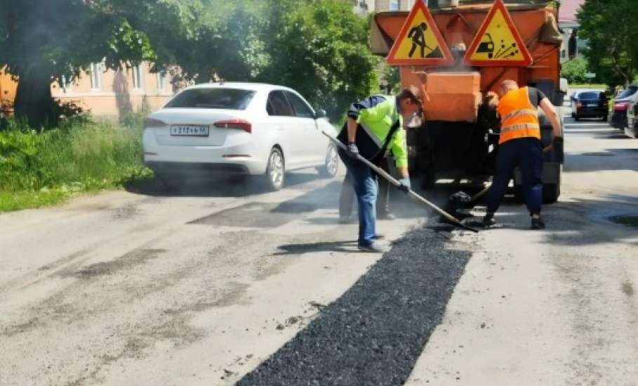 Подрядчик завершил укладку горячего асфальта на ул. Допризывников