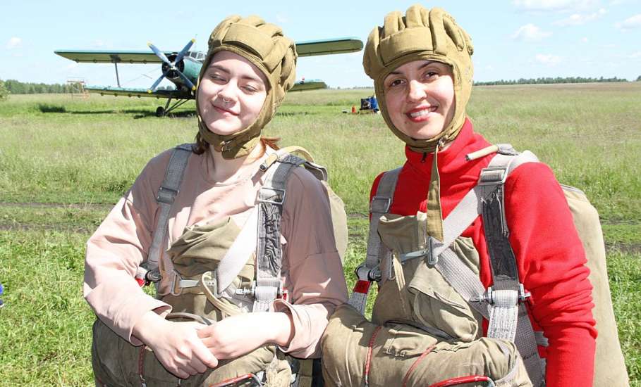 А МЫ-ТО ПАРАШЮТИСТЫ!