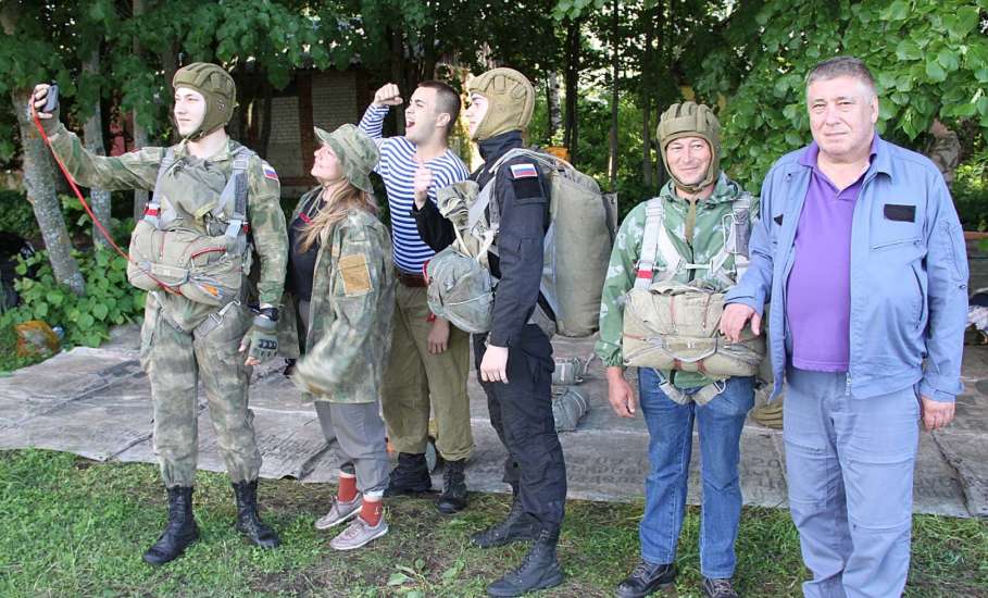 А МЫ-ТО ПАРАШЮТИСТЫ!