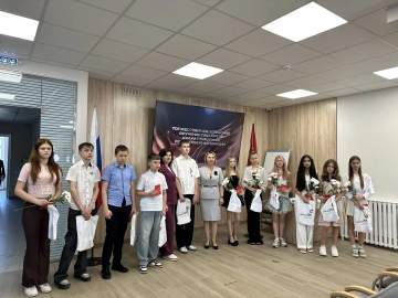 Сегодня, в преддверии Дня России, в центре &laquo;Мои документы&raquo; состоялось торжественное вручение паспортов 14 юным жителям города Ельца