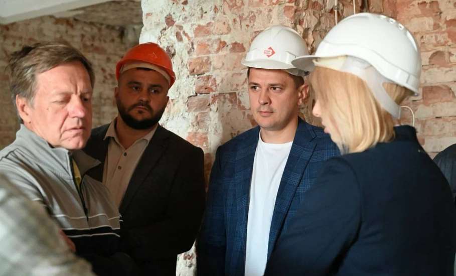 Ход капитальных работ в школах контролирует мэр Ельца
