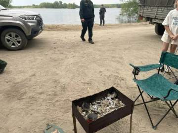 У нас тут любители поесть шашлык на берегу водного объекта в красивом месте