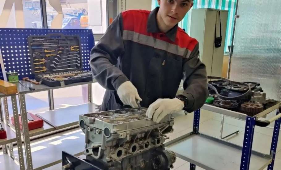 Елецкие автомеханики успешно сдали демонстрационный экзамен