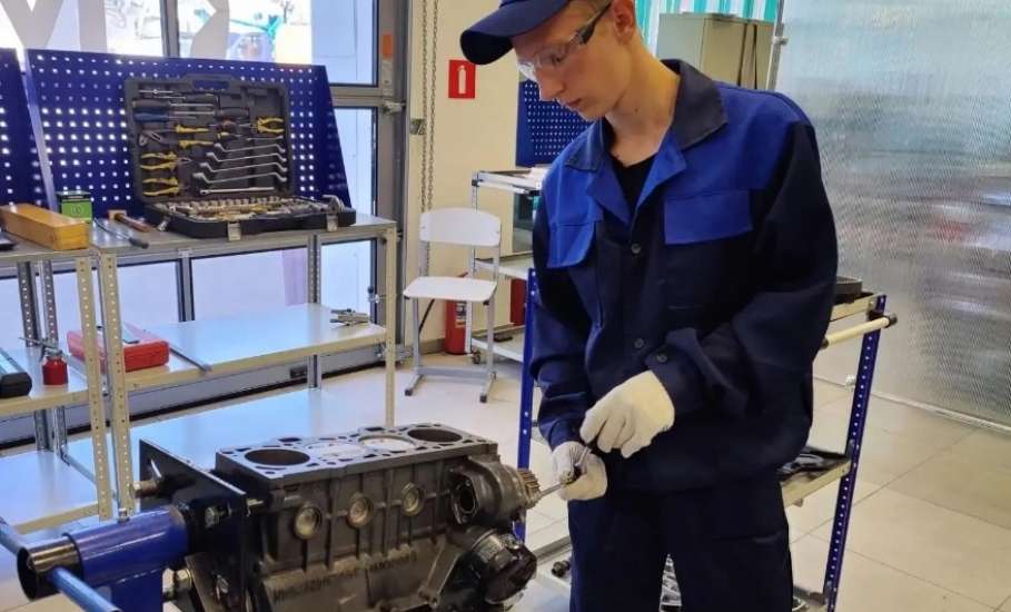 Елецкие автомеханики успешно сдали демонстрационный экзамен