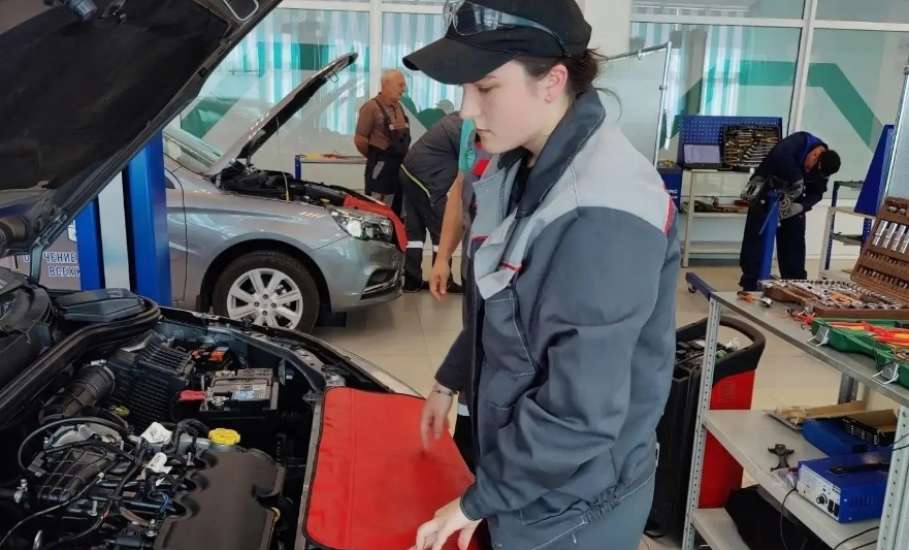 Елецкие автомеханики успешно сдали демонстрационный экзамен