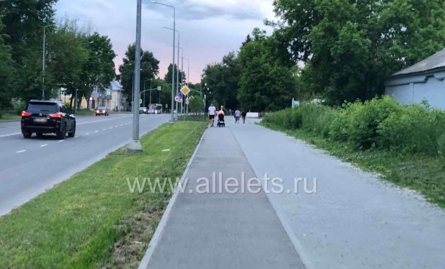 Уважаемая администрация города Ельца! Просим обязать подрядную организацию установить знаки обозначения велодорожки по улице Коммунаров!