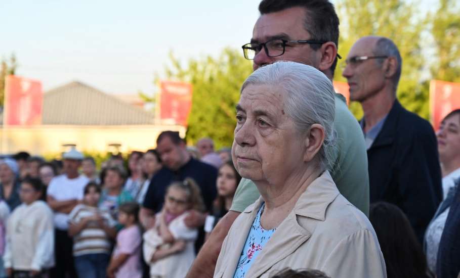 Активисты и жители города выложили из более 5 000 горящих свечей огненный силуэт легендарного штурмовика Ил-2