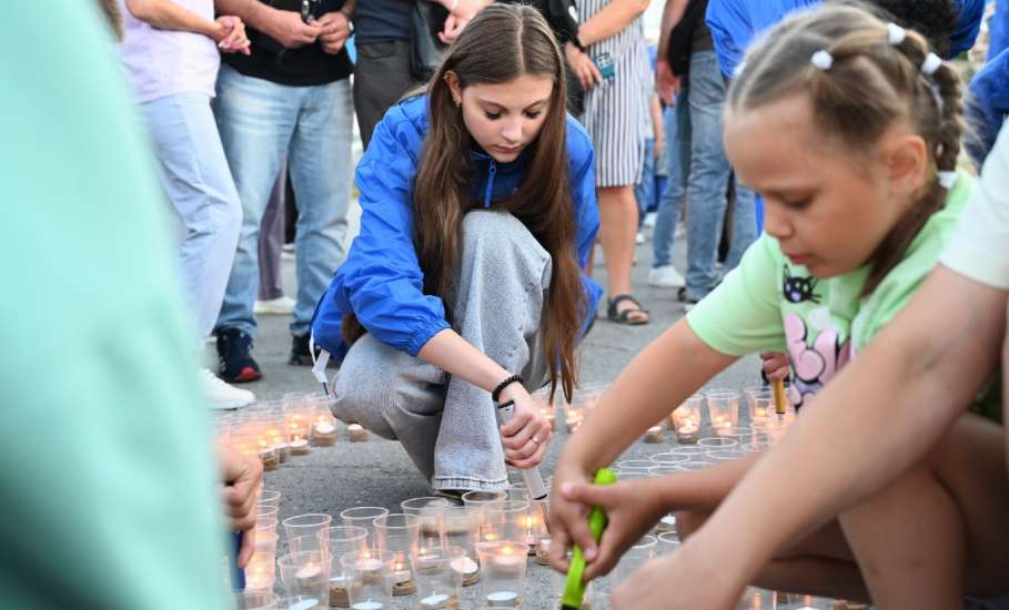 Активисты и жители города выложили из более 5 000 горящих свечей огненный силуэт легендарного штурмовика Ил-2
