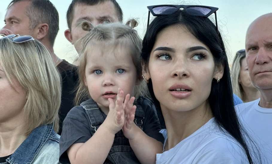 Активисты и жители города выложили из более 5 000 горящих свечей огненный силуэт легендарного штурмовика Ил-2
