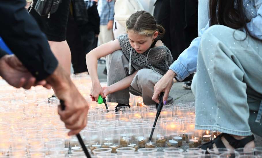 Активисты и жители города выложили из более 5 000 горящих свечей огненный силуэт легендарного штурмовика Ил-2