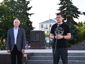 Активисты и жители города выложили из более 5 000 горящих свечей огненный силуэт легендарного штурмовика Ил-2