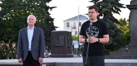 Активисты и жители города выложили из более 5 000 горящих свечей огненный силуэт легендарного штурмовика Ил-2