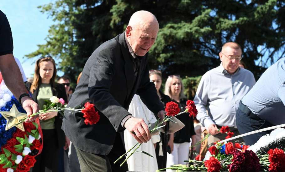 Вячеслав Жабин: &laquo;Сегодня, в День памяти и скорби, вместе с жителями Ельца мы возложили цветы к мемориалу &laquo;Вечный огонь&raquo;&raquo;