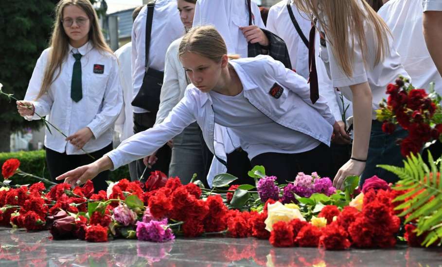 Вячеслав Жабин: &laquo;Сегодня, в День памяти и скорби, вместе с жителями Ельца мы возложили цветы к мемориалу &laquo;Вечный огонь&raquo;&raquo;