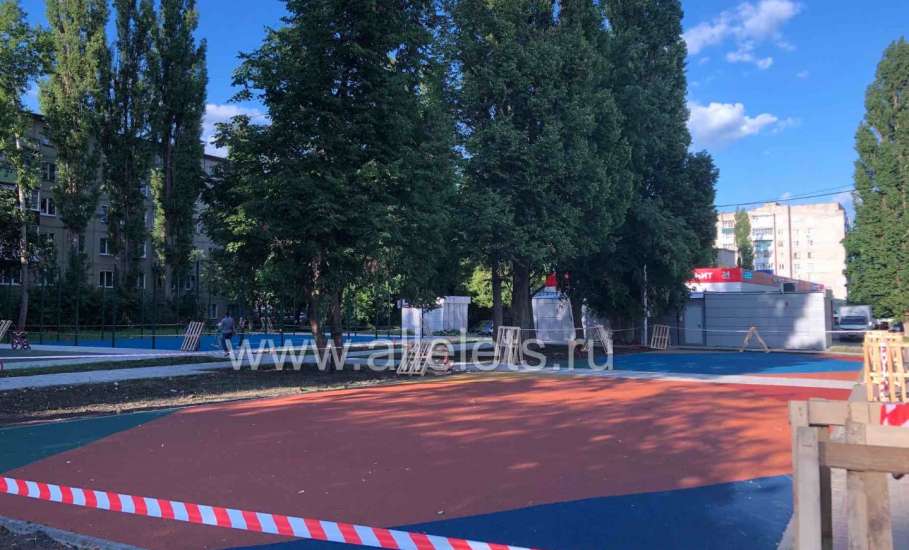 По улице Свердлова на спортивной площадке появилось специальное покрытие