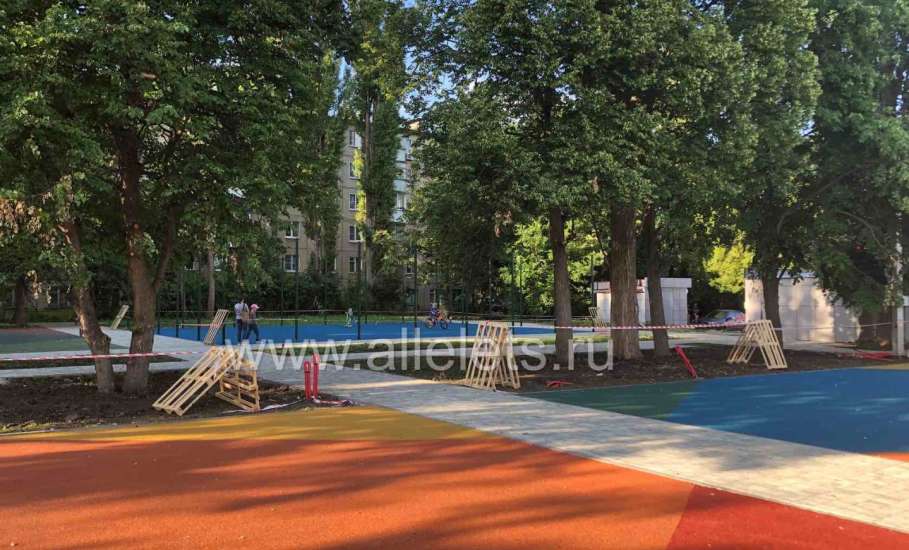 По улице Свердлова на спортивной площадке появилось специальное покрытие