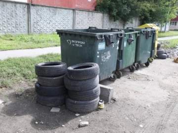 Скопившиеся на мусорках в Липецке шины подрядчик вывезет в июле