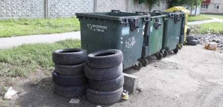 Скопившиеся на мусорках в Липецке шины подрядчик вывезет в июле