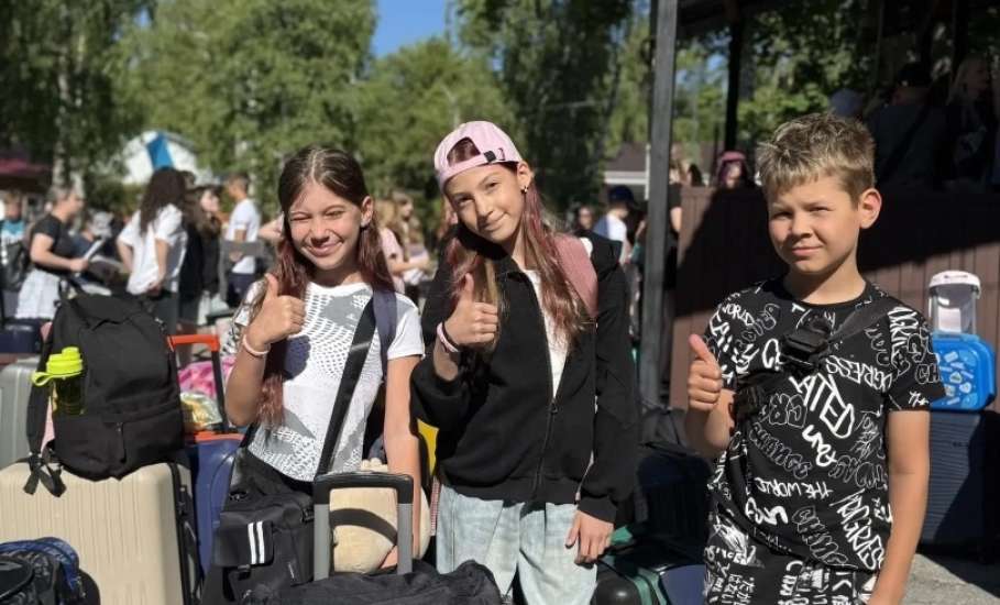 Сегодня в детский оздоровительный лагерь &laquo;Белая берёзка&raquo; заехали 324 счастливых мальчишки и девчонки &mdash; для них начинается новая яркая смена!