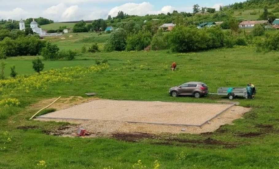 В селе Паниковец Елецкого округа, обустраивают детскую игровую площадку.