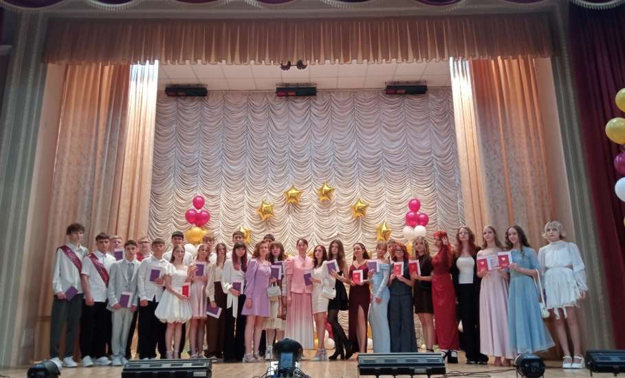 В школах города прошли торжественные церемонии вручения аттестатов выпускникам 9‑х классов!