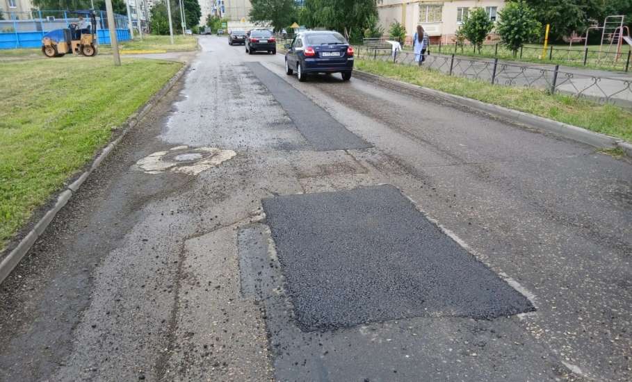 Ура! Заделали ямы у Знаменского монастыря, Ледового дворца и на повороте улицы Мешкова в Засосне!