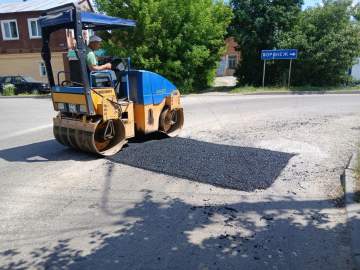 Ура! Заделали ямы у Знаменского монастыря, Ледового дворца и на повороте улицы Мешкова в Засосне!