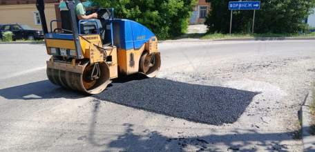 Ура! Заделали ямы у Знаменского монастыря, Ледового дворца и на повороте улицы Мешкова в Засосне!