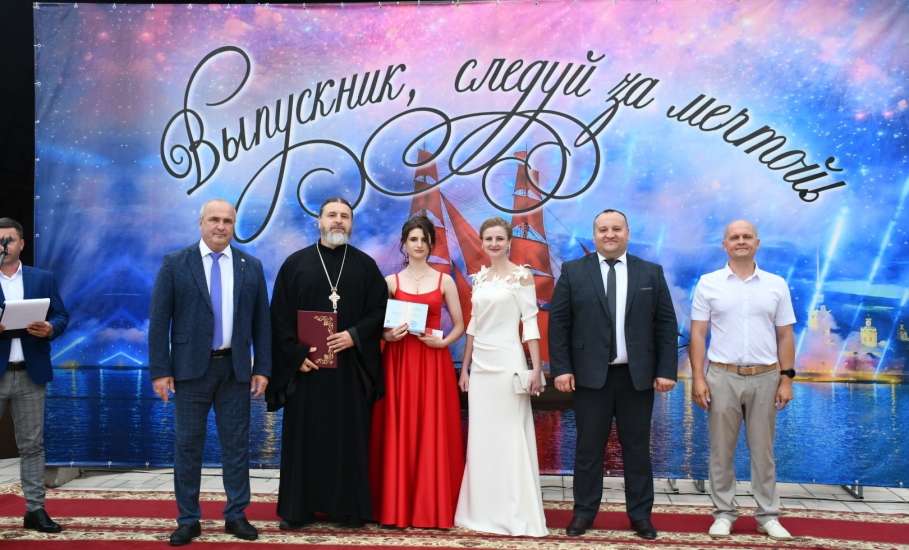 Площадь Дворца Самбо вновь стала местом проведения долгожданного выпускного бала в Елецком округе!