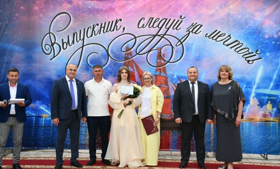 Площадь Дворца Самбо вновь стала местом проведения долгожданного выпускного бала в Елецком округе!