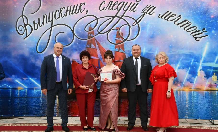 Площадь Дворца Самбо вновь стала местом проведения долгожданного выпускного бала в Елецком округе!