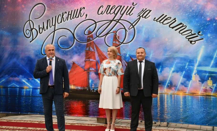 Площадь Дворца Самбо вновь стала местом проведения долгожданного выпускного бала в Елецком округе!