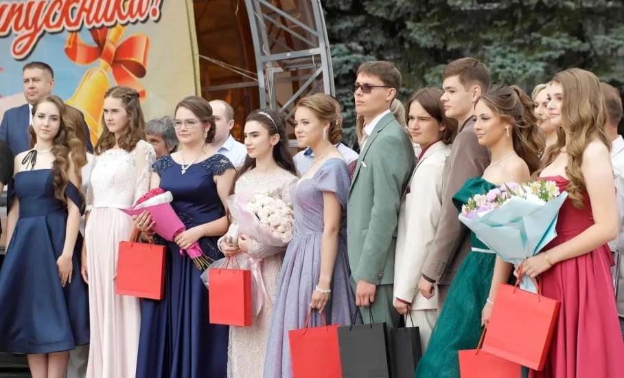 В Становом прошёл выпускной вечер, собравший вчерашних школьников, их родителей и педагогов на центральной площади