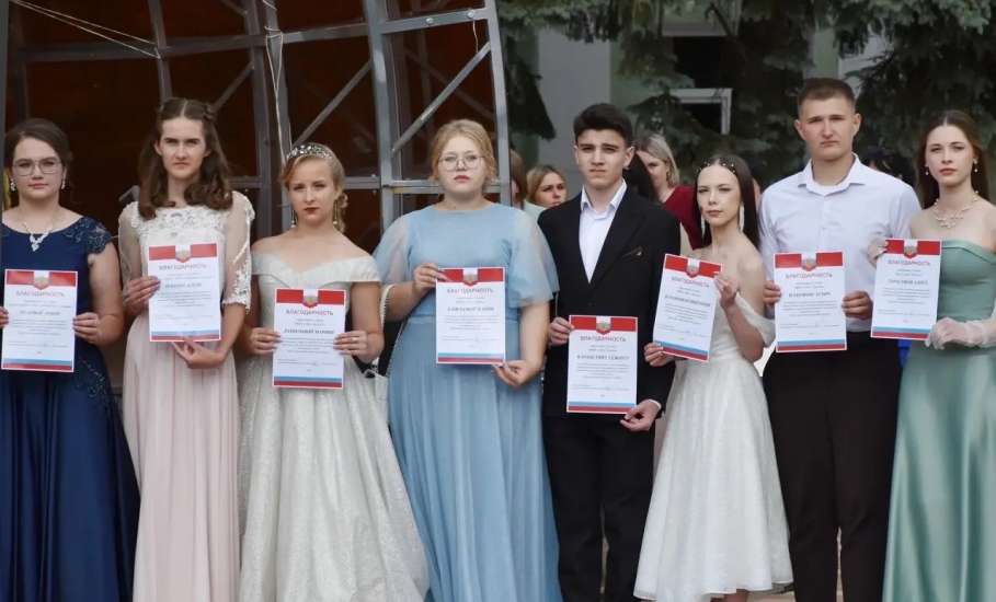 В Становом прошёл выпускной вечер, собравший вчерашних школьников, их родителей и педагогов на центральной площади