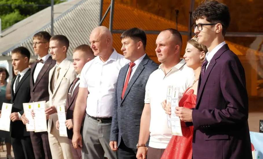 В Становом прошёл выпускной вечер, собравший вчерашних школьников, их родителей и педагогов на центральной площади