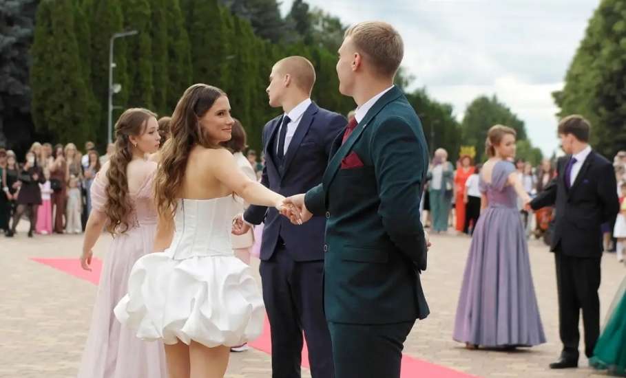 В Становом прошёл выпускной вечер, собравший вчерашних школьников, их родителей и педагогов на центральной площади