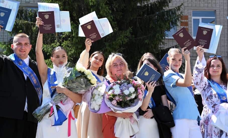 Сегодня в ГОБПОУ &laquo;ЕКИТ&raquo; прошла торжественная линейка, посвященная последнему звонку