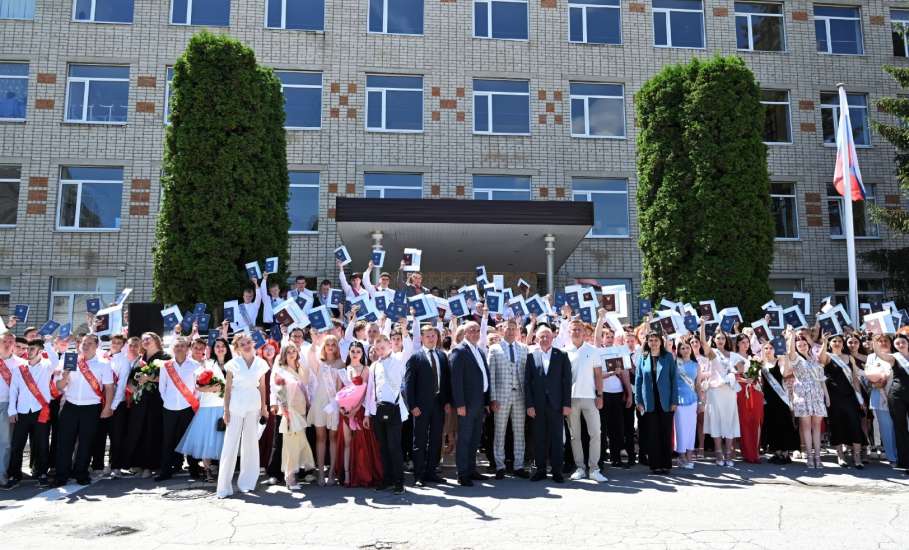 Сегодня в ГОБПОУ &laquo;ЕКИТ&raquo; прошла торжественная линейка, посвященная последнему звонку