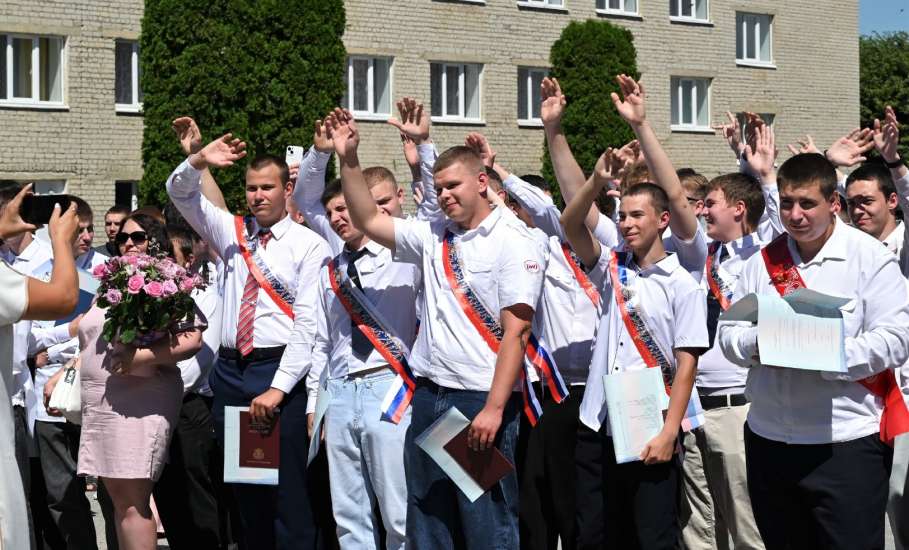 Сегодня в ГОБПОУ &laquo;ЕКИТ&raquo; прошла торжественная линейка, посвященная последнему звонку