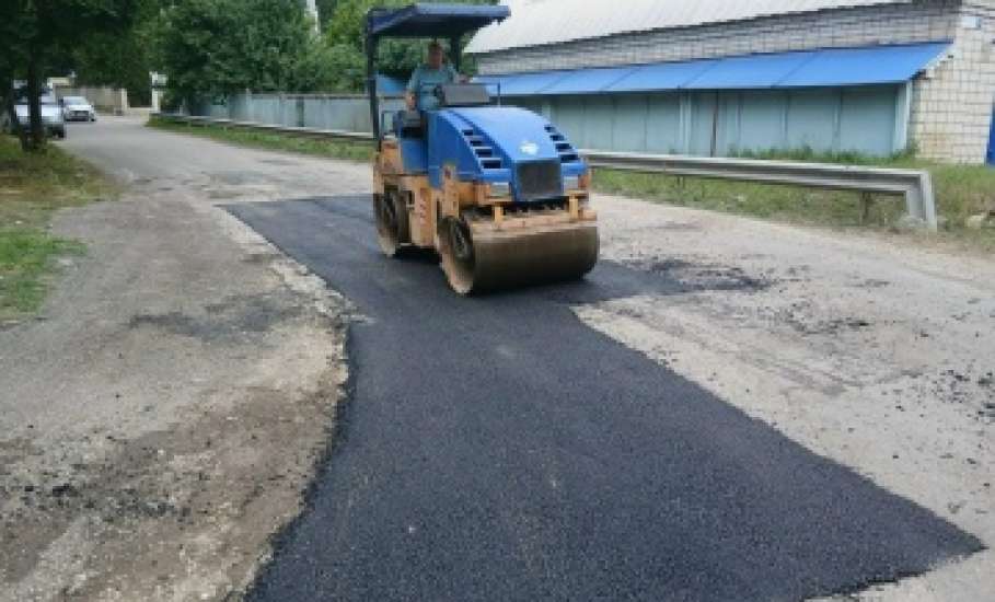 Подрядная организация МБУ &laquo;Благоустройство&raquo; выполняет ямочный ремонт на улицах Ельца