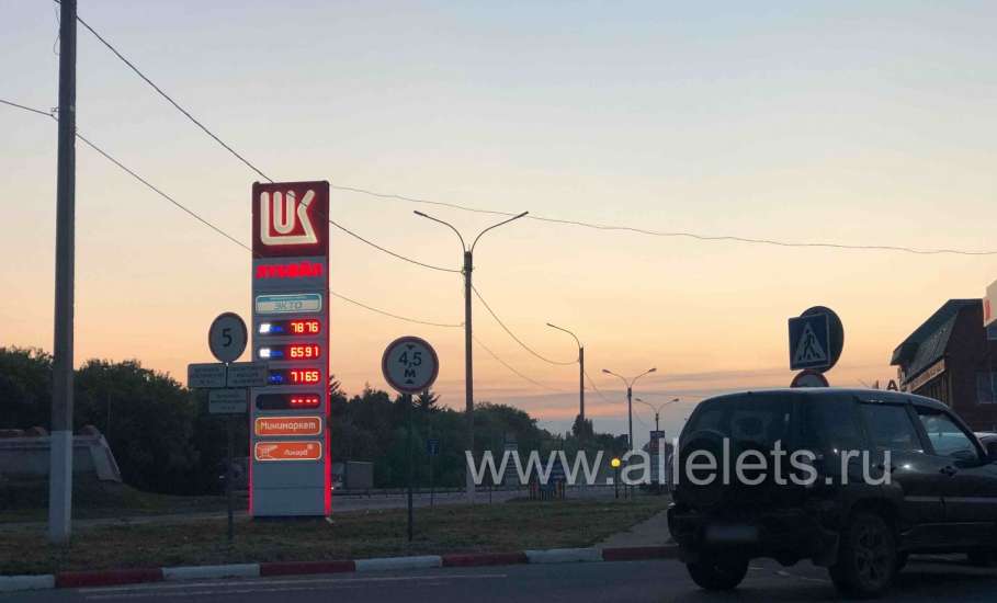 Инсайд: на 21:10 бензин есть в Ельце на Лукойле по Московскому шоссе! Приехал бензовоз!