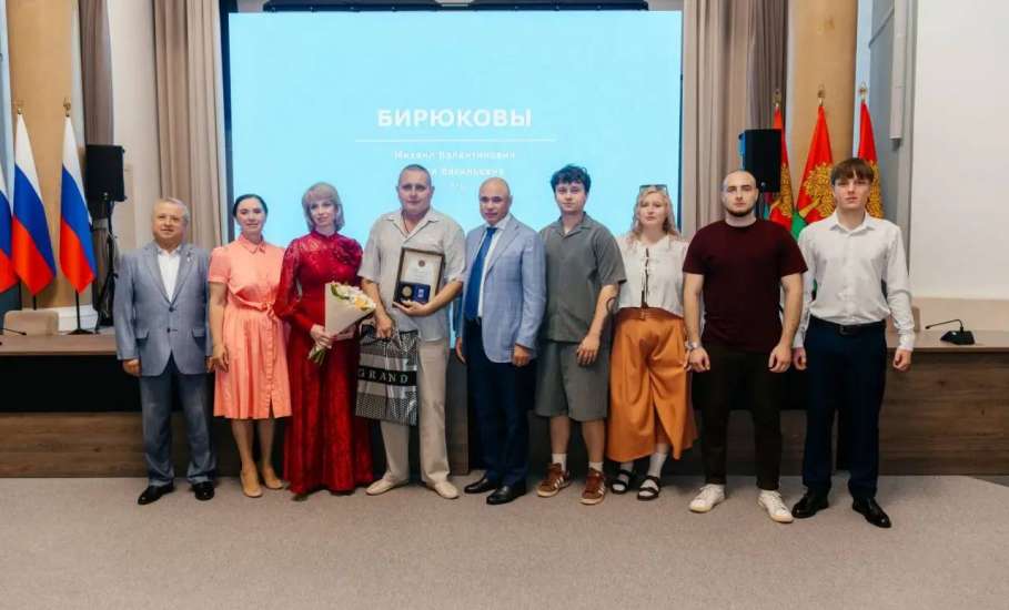 Вячеслав Жабин: &laquo;В преддверии прекрасного праздника &mdash; Дня семьи, любви и верности &mdash; в правительстве региона чествовали лучшие супружеские пары.&laquo;