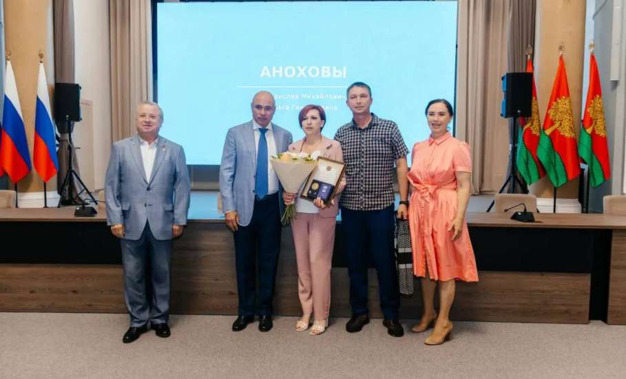 Вячеслав Жабин: &laquo;В преддверии прекрасного праздника &mdash; Дня семьи, любви и верности &mdash; в правительстве региона чествовали лучшие супружеские пары.&laquo;