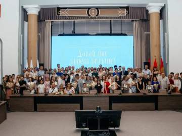 Вячеслав Жабин: &laquo;В преддверии прекрасного праздника &mdash; Дня семьи, любви и верности &mdash; в правительстве региона чествовали лучшие супружеские пары.&laquo;