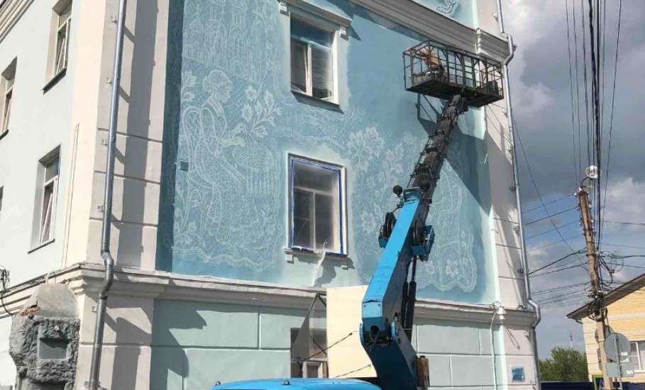 По улице Льва Толстого в центре Ельца появились кружева на фасаде дома