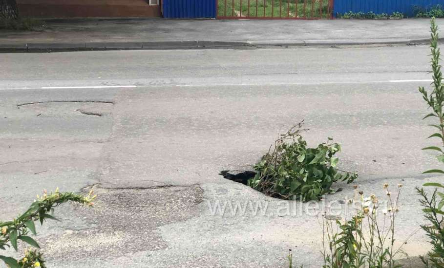 В Ельце новый провал грунта на дороге!