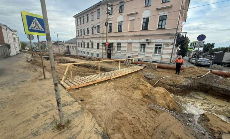 В Ельце сделали временный мостик через улицу Карла Маркса к поликлинике по улице Советской