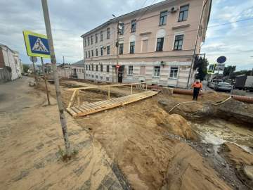 В Ельце сделали временный мостик через улицу Карла Маркса к поликлинике по улице Советской